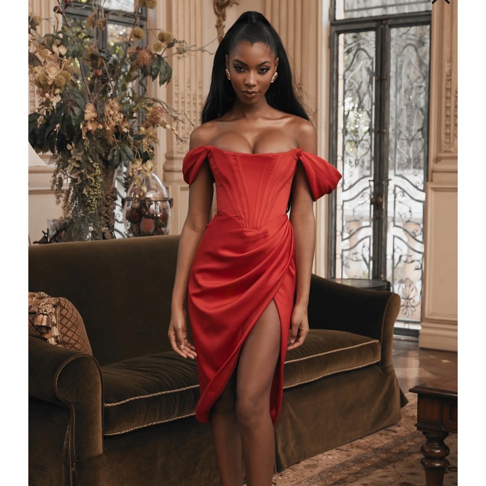 House of CB
LORETTA
Size XS
RED SATIN OFF SHOULDER DRESS new with t let’s do